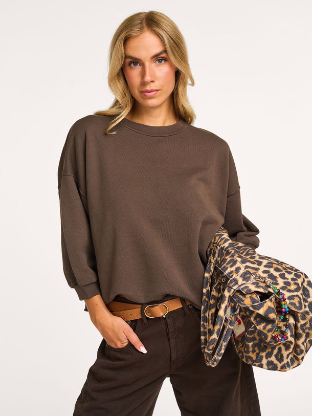 Ontdek de Vicske katoenen sweater van Bellerose in de kleur donkerbruin bij Orangebag. Op werkdagen voor 21:45 besteld, morgen in huis.