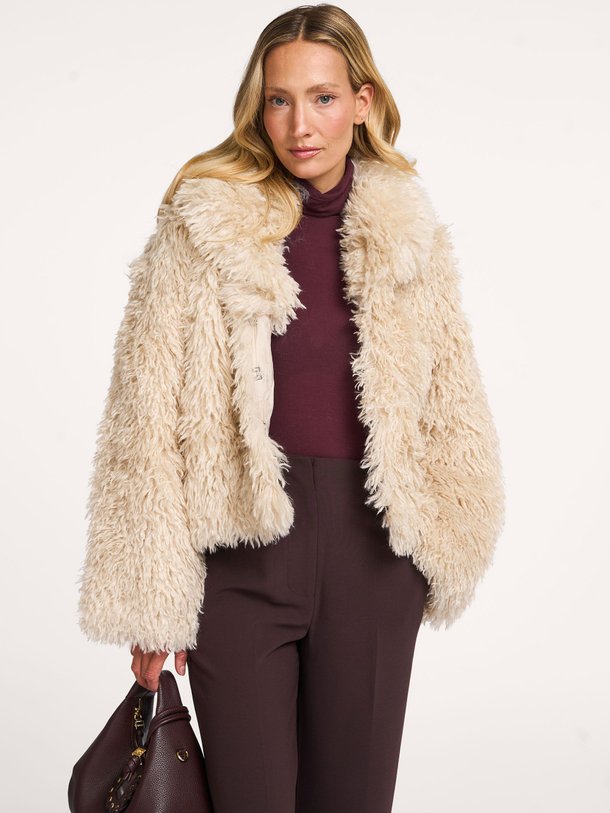 Ontdek de Ophie fake fur jas van Second Female in de kleur ecru bij Orangebag. Op werkdagen voor 21:45 besteld, morgen in huis.