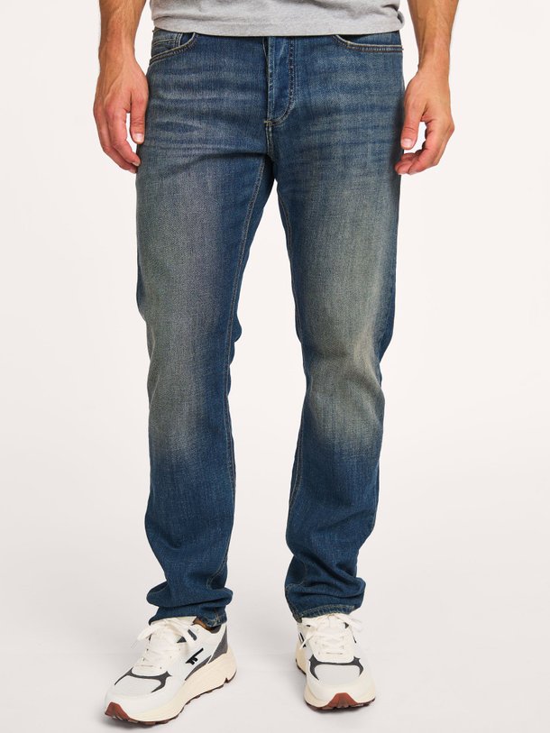 Ontdek de Ridge regular waist straight fit jeans van Denham in de kleur blauw bij Orangebag. Op werkdagen voor 21:45 besteld, morgen in huis.