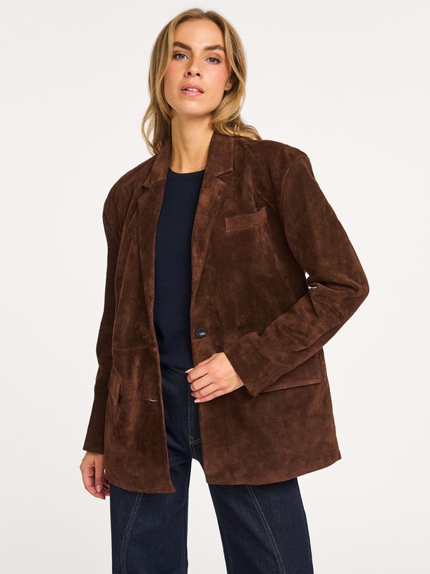 Ontdek de Jill suède jack van Alter Ego in de kleur donkerbruin bij Orangebag. Op werkdagen voor 21:45 besteld, morgen in huis.