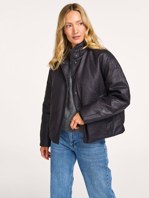 Ontdek de Qw530 geweven jack van Krakatau in de kleur zwart bij Orangebag. Op werkdagen voor 21:45 besteld, morgen in huis.