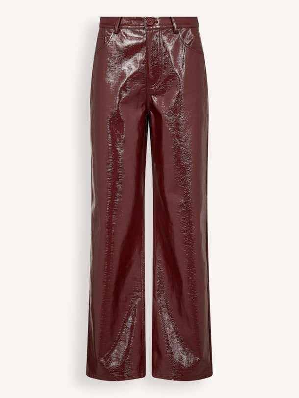 Ontdek de Posy geweven leatherlook broek van Co'Couture in de kleur bordeauxrood bij Orangebag. Op werkdagen voor 21:45 besteld, morgen in huis.