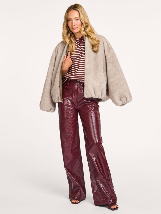 Ontdek de Posy geweven leatherlook broek van Co'Couture in de kleur bordeauxrood bij Orangebag. Op werkdagen voor 21:45 besteld, morgen in huis.