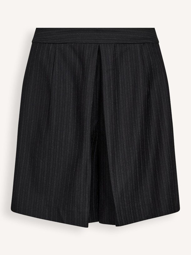 Ontdek de Maggie viscosemix krijtstreep short van Co'Couture in de kleur zwart bij Orangebag. Op werkdagen voor 21:45 besteld, morgen in huis.