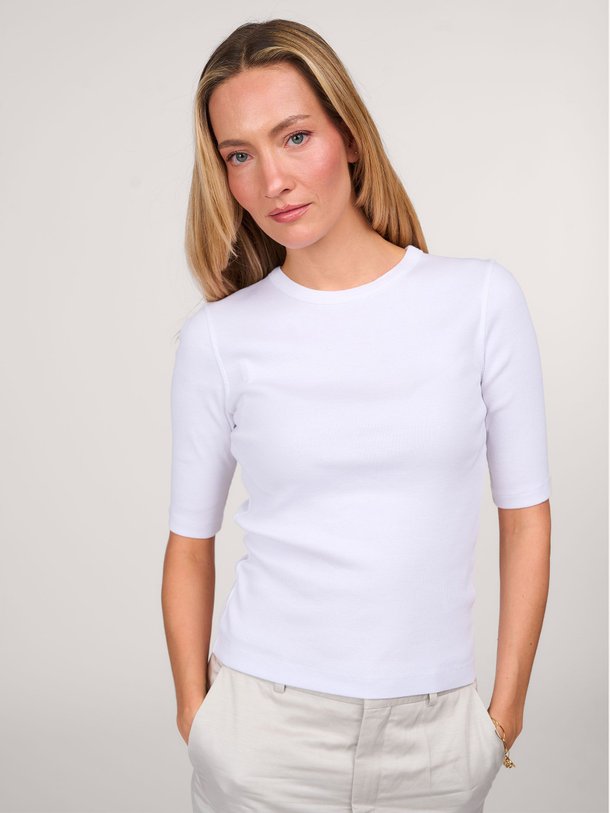 Ontdek de Selay katoenen T-shirt van Drykorn in de kleur wit bij Orangebag. Op werkdagen voor 21:45 besteld, morgen in huis.