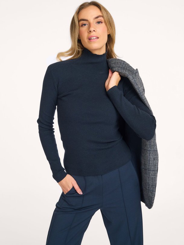 Ontdek de Wolmix coltrui van Yaya in de kleur donkerblauw bij Orangebag. Op werkdagen voor 21:45 besteld, morgen in huis.