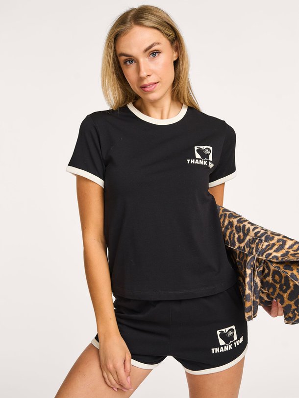 Ontdek de Charlet katoenen T-shirt van Love Stories in de kleur zwart bij Orangebag. Op werkdagen voor 21:45 besteld, morgen in huis.