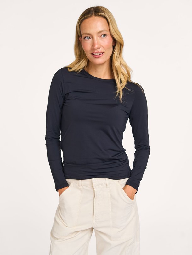 Ontdek de M493 jersey longsleeve van Majestic Filatures in de kleur zwart bij Orangebag. Op werkdagen voor 21:45 besteld, morgen in huis.