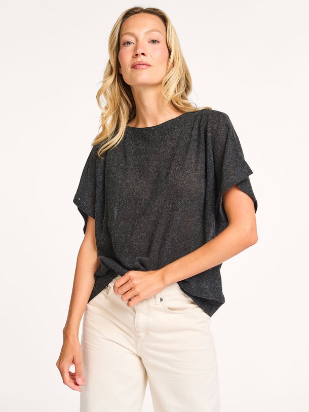 Ontdek de Mara viscosemix top van Club L`avenir in de kleur donkergrijs bij Orangebag. Op werkdagen voor 21:45 besteld, morgen in huis.