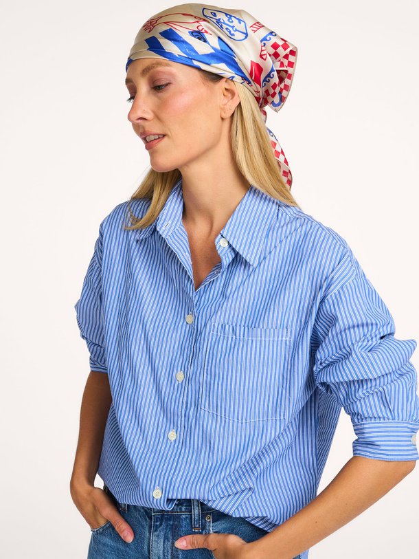 Ontdek de Zijden sjaal met dessin van Old Habits Die Hard in de kleur blauw bij Orangebag. Op werkdagen voor 21:45 besteld, morgen in huis.