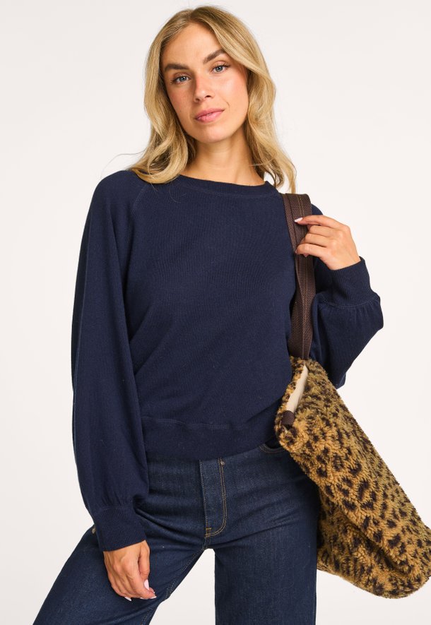 Ontdek de Spanne wol/cashmeremix trui van Bellerose in de kleur donkerblauw bij Orangebag. Op werkdagen voor 21:45 besteld, morgen in huis.