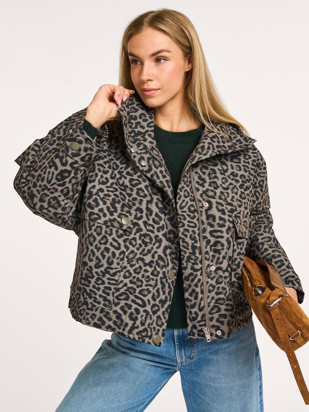 Ontdek de Jenna geweven gewatteerde jack met dessin van Bellerose in de kleur groen bij Orangebag. Op werkdagen voor 21:45 besteld, morgen in huis.