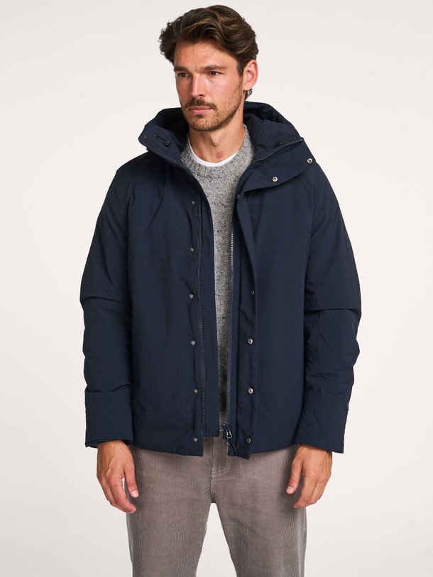 Ontdek de Sajohn technische parka van Samsoe Samsoe in de kleur donkerblauw bij Orangebag. Op werkdagen voor 21:45 besteld, morgen in huis.