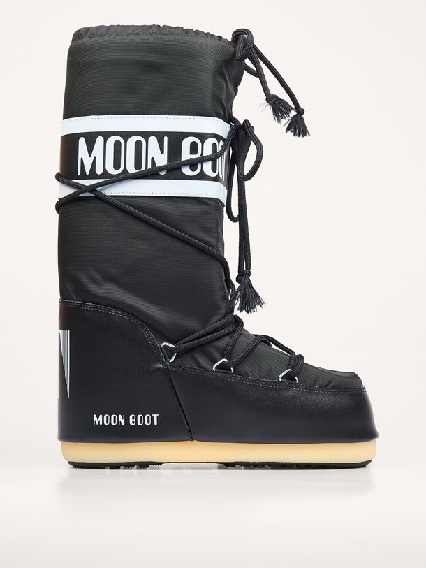 Ontdek de Hoge gewatteerde nylon snowboots van Moon Boot in de kleur zwart bij Orangebag. Op werkdagen voor 21:45 besteld, morgen in huis.