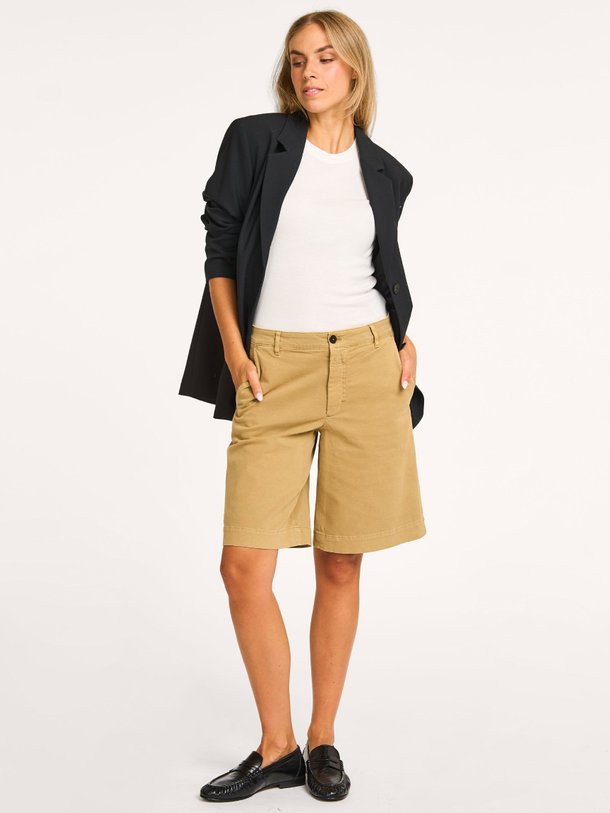 Ontdek de Soumma organic cottonmix bermunda short van Closed in de kleur beige bij Orangebag. Op werkdagen voor 21:45 besteld, morgen in huis.