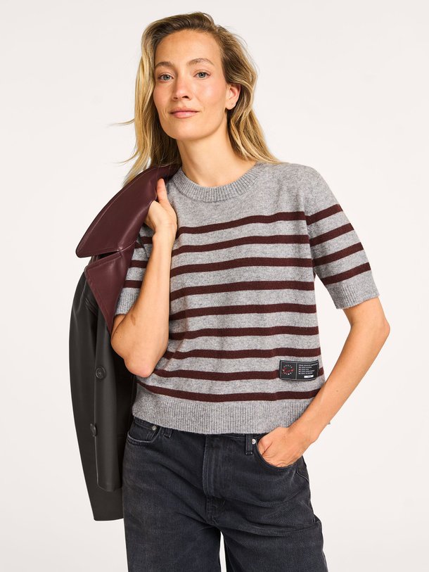 Ontdek de Cash cashmere/wolmix gestreepte trui van Haute L'Amitié in de kleur grijs bij Orangebag. Op werkdagen voor 21:45 besteld, morgen in huis.