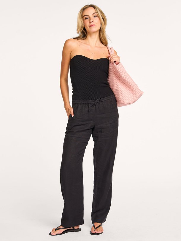 Ontdek de Hoys linnen broek van Samsoe Samsoe in de kleur zwart bij Orangebag. Op werkdagen voor 21:45 besteld, morgen in huis.