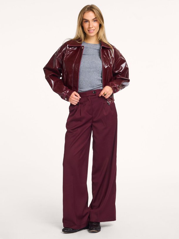 Ontdek de Viscosemix wide leg pantalon van Frnch in de kleur bordeauxrood bij Orangebag. Op werkdagen voor 21:45 besteld, morgen in huis.