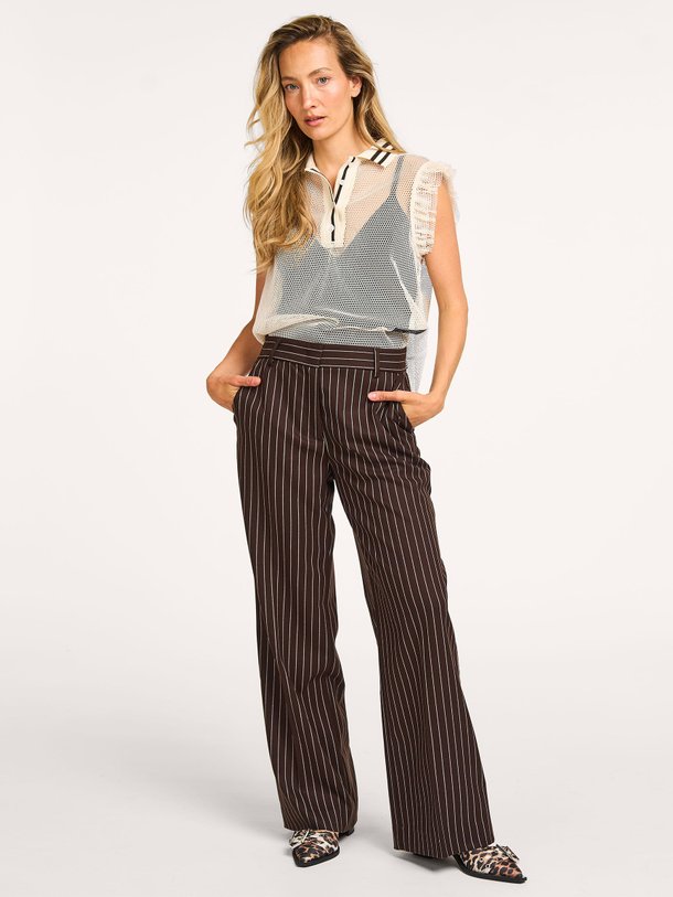 Ontdek de Sue viscosemix pantalon met krijtstreep van Haute L'Amitié in de kleur donkerbruin bij Orangebag. Op werkdagen voor 21:45 besteld, morgen in huis.