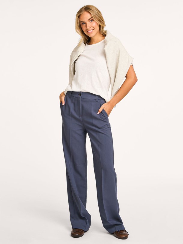 Ontdek de Gale rayonmix pantalon van Modstrom in de kleur blauwgrijs bij Orangebag. Op werkdagen voor 21:45 besteld, morgen in huis.