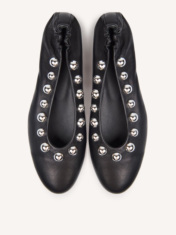 Ontdek de Tutu Studs lederen ballerina's van Iro in de kleur zwart bij Orangebag. Op werkdagen voor 21:45 besteld, morgen in huis.