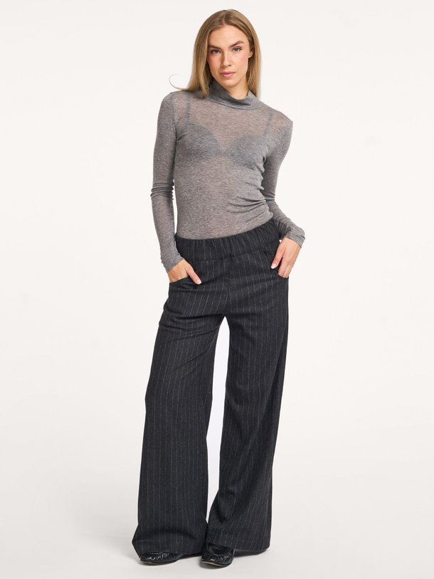 Ontdek de Woody wolmix krijtstreep palazzo van Sea Me Happy in de kleur donkergrijs bij Orangebag. Op werkdagen voor 21:45 besteld, morgen in huis.