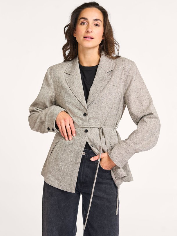 Ontdek de Jun viscosemix gemêleerde blazer van Second Female in de kleur lichtgrijs bij Orangebag. Op werkdagen voor 21:45 besteld, morgen in huis.