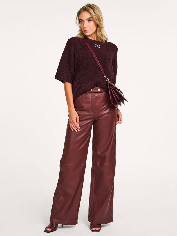 Ontdek de Jessica wolmix bouclé trui van Studio AR in de kleur bordeauxrood bij Orangebag. Op werkdagen voor 21:45 besteld, morgen in huis.