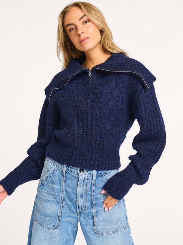 Ontdek de Swana alpacamix trui van Iro in de kleur donkerblauw bij Orangebag. Op werkdagen voor 21:45 besteld, morgen in huis.