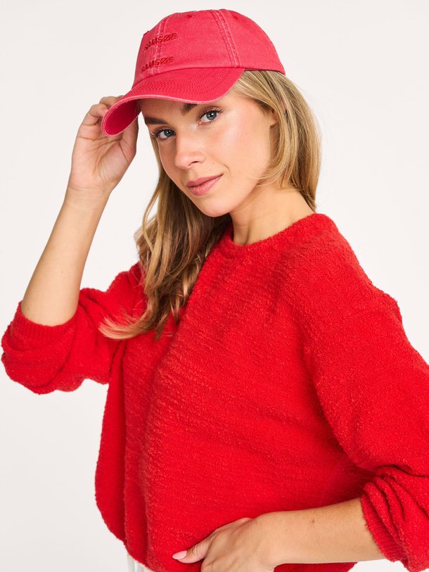 Ontdek de Organic cotton logo pet van Samsoe Samsoe in de kleur rood bij Orangebag. Op werkdagen voor 21:45 besteld, morgen in huis.