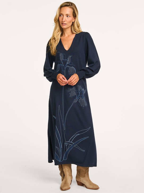 Ontdek de Evine wolmix maxi jurk met borduursel van La Fee Maraboutee in de kleur donkerblauw bij Orangebag. Op werkdagen voor 21:45 besteld, morgen in huis.