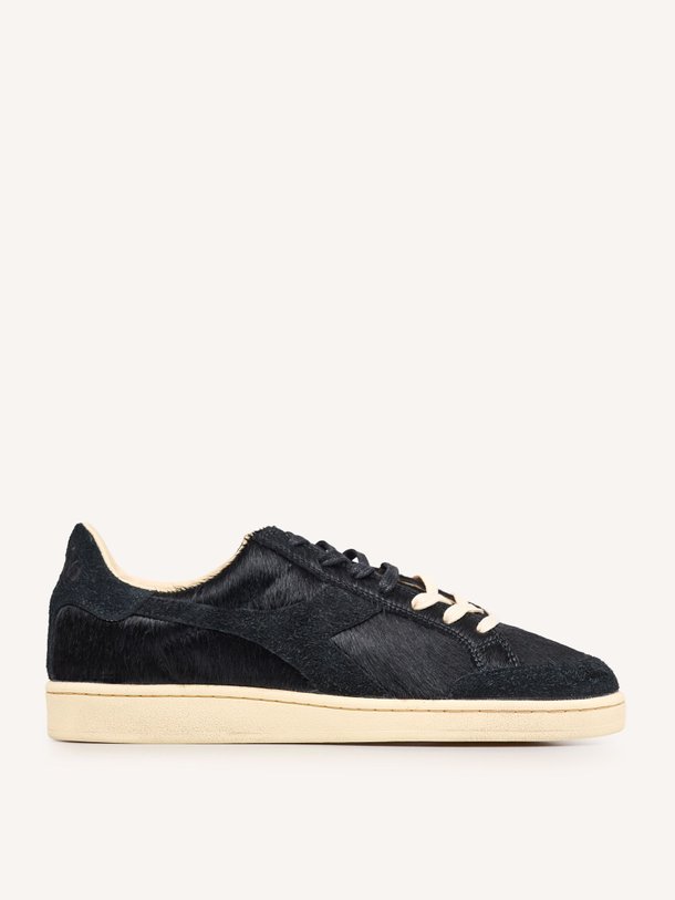 Ontdek de Prestige Lux Italia lederen ponyhair sneakers van Diadora in de kleur zwart bij Orangebag. Op werkdagen voor 21:45 besteld, morgen in huis.
