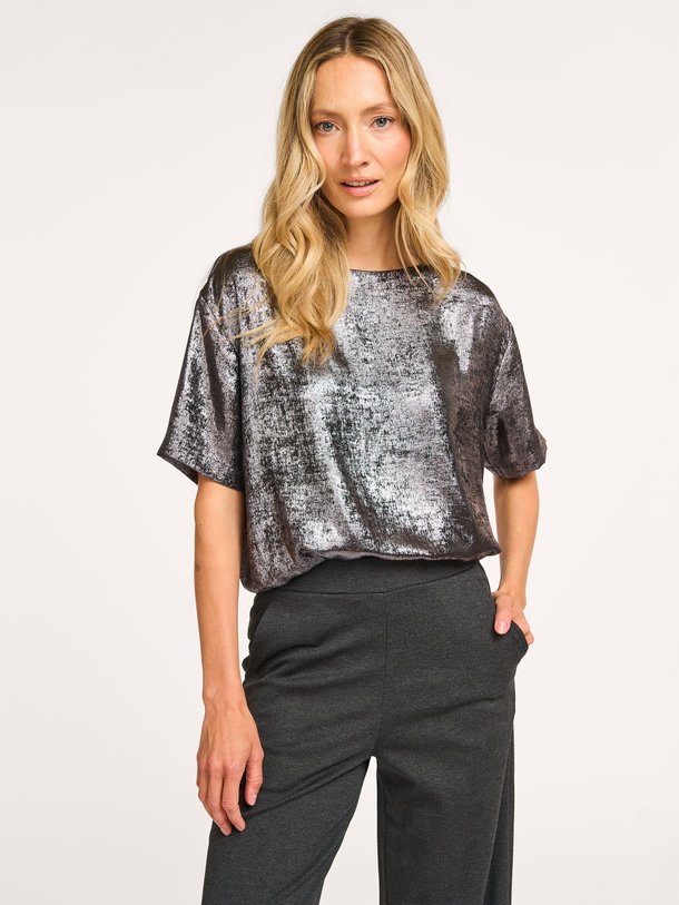 Ontdek de Verah geweven metallic T-shirt van Knit-ted in de kleur grijs bij Orangebag. Op werkdagen voor 21:45 besteld, morgen in huis.