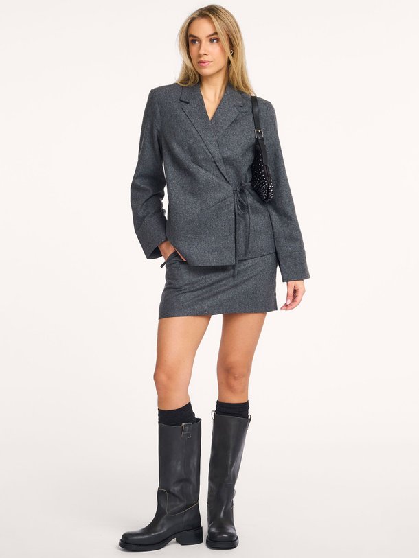 Ontdek de Milea wolmix rok van Second Female in de kleur donkergrijs bij Orangebag. Op werkdagen voor 21:45 besteld, morgen in huis.