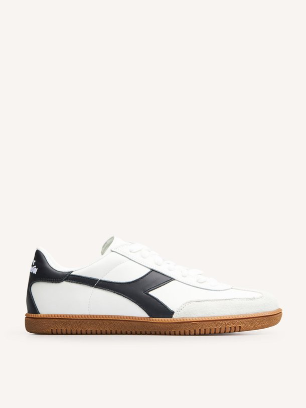 Ontdek de Trainer lederen sneakers van Diadora in de kleur wit bij Orangebag. Op werkdagen voor 21:45 besteld, morgen in huis.