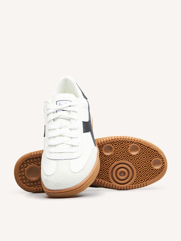 Ontdek de Trainer lederen sneakers van Diadora in de kleur wit bij Orangebag. Op werkdagen voor 21:45 besteld, morgen in huis.