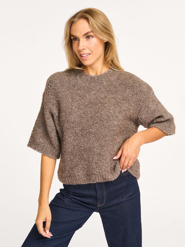 Ontdek de Zolly wolmix trui van American Vintage in de kleur bruingrijs bij Orangebag. Op werkdagen voor 21:45 besteld, morgen in huis.