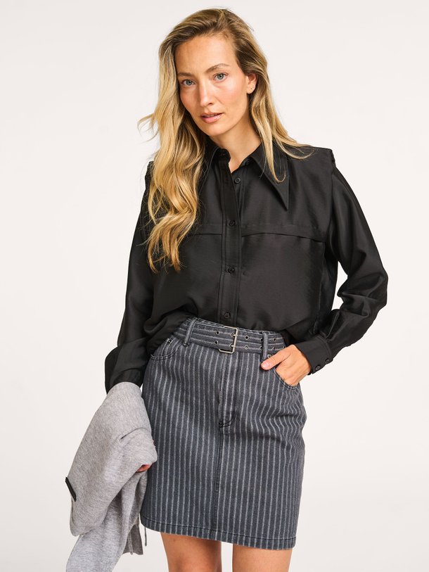 Ontdek de Breeze katoenmix blouse van Haute L'Amitié in de kleur zwart bij Orangebag. Op werkdagen voor 21:45 besteld, morgen in huis.