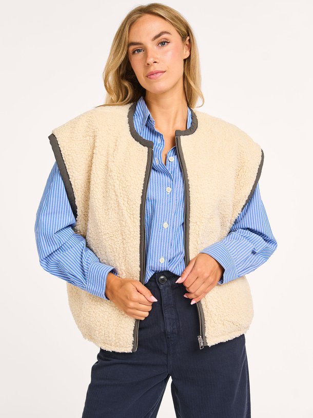 Ontdek de Jano geweven reversible bodywarmer van Bellerose in de kleur crème bij Orangebag. Op werkdagen voor 21:45 besteld, morgen in huis.