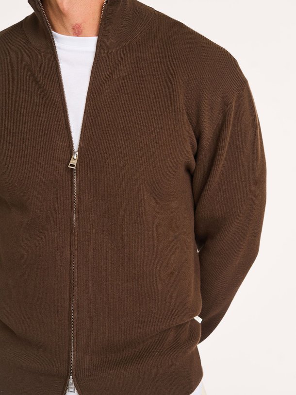 Ontdek de Katoenmix vest van Closed in de kleur donkerbruin bij Orangebag. Op werkdagen voor 21:45 besteld, morgen in huis.