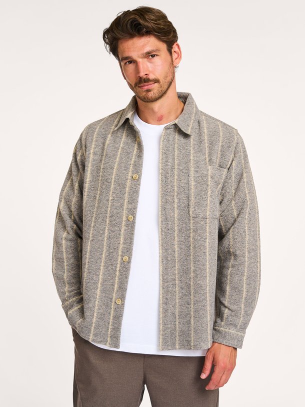 Ontdek de Lennon wolmix overshirt met krijtstreep van Les Deux in de kleur grijs bij Orangebag. Op werkdagen voor 21:45 besteld, morgen in huis.
