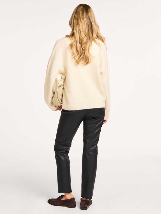 Ontdek de Lucia wolmix trui van Knit-ted in de kleur off-white bij Orangebag. Op werkdagen voor 21:45 besteld, morgen in huis.