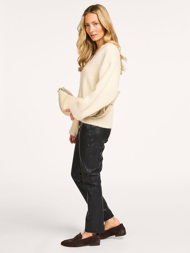 Ontdek de Lucia wolmix trui van Knit-ted in de kleur off-white bij Orangebag. Op werkdagen voor 21:45 besteld, morgen in huis.