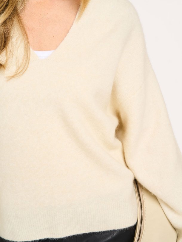 Ontdek de Lucia wolmix trui van Knit-ted in de kleur off-white bij Orangebag. Op werkdagen voor 21:45 besteld, morgen in huis.