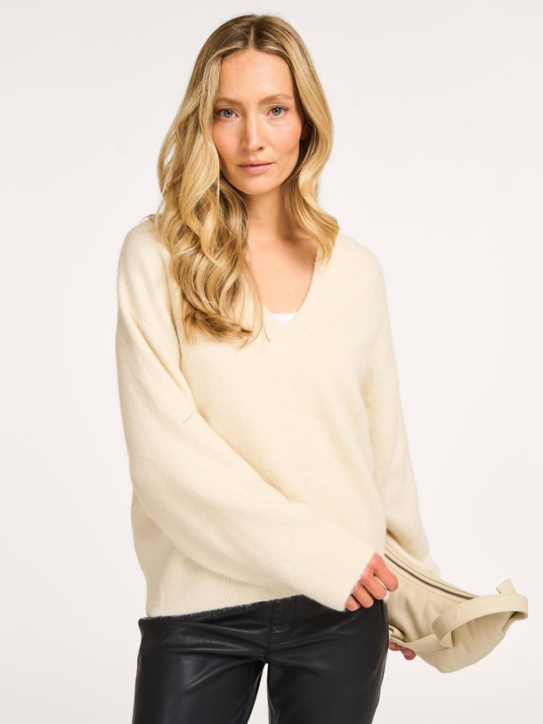 Ontdek de Lucia wolmix trui van Knit-ted in de kleur off-white bij Orangebag. Op werkdagen voor 21:45 besteld, morgen in huis.