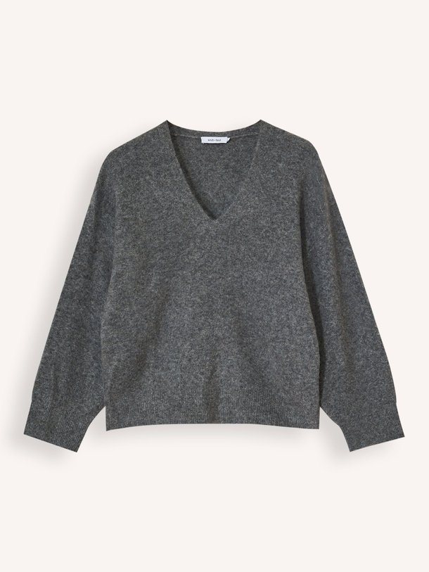 Ontdek de Lucia wolmix gemêleerde trui van Knit-ted in de kleur grijs bij Orangebag. Op werkdagen voor 21:45 besteld, morgen in huis.