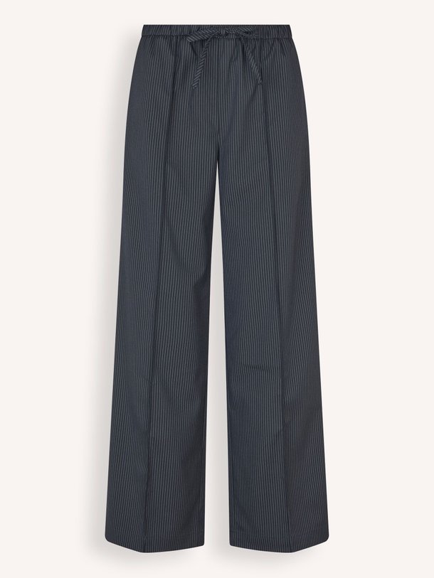 Ontdek de Paityn rayonmix krijtstreep broek van Modstrom in de kleur donkerblauw bij Orangebag. Op werkdagen voor 21:45 besteld, morgen in huis.
