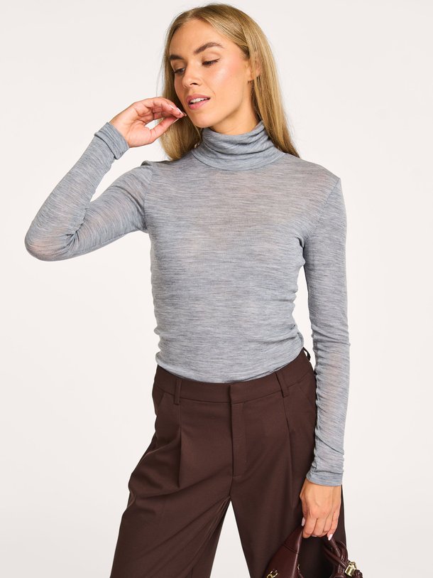 Ontdek de Ninia wollen gemêleerde coltrui van Gestuz in de kleur grijs bij Orangebag. Op werkdagen voor 21:45 besteld, morgen in huis.