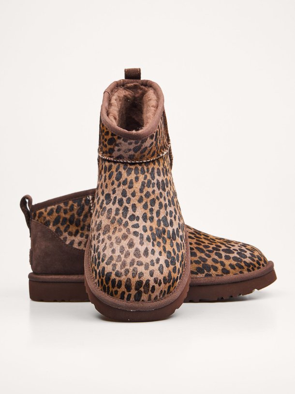 Ontdek de Classic ultra mini leopard enkellaarzen van Ugg in de kleur bruin bij Orangebag. Op werkdagen voor 21:45 besteld, morgen in huis.