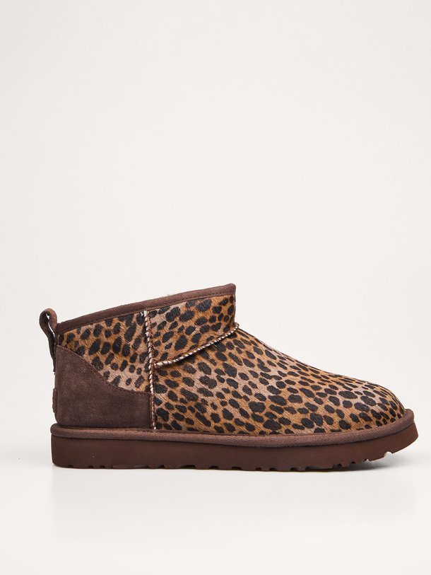 Ontdek de Classic ultra mini leopard enkellaarzen van Ugg in de kleur bruin bij Orangebag. Op werkdagen voor 21:45 besteld, morgen in huis.